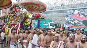 sri-vaishnava-sevaks-carrying-padmavati-thayar