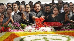 former-cm-jayalalithaa-s-8th-anniversary-palaniswami-ops-dhinakaran-sasikala-pay-tribute-at-memorial