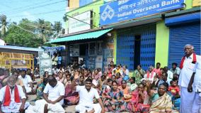 rameswaram-fishermen-protest-by-sitting-in-front-of-national-bank-branch