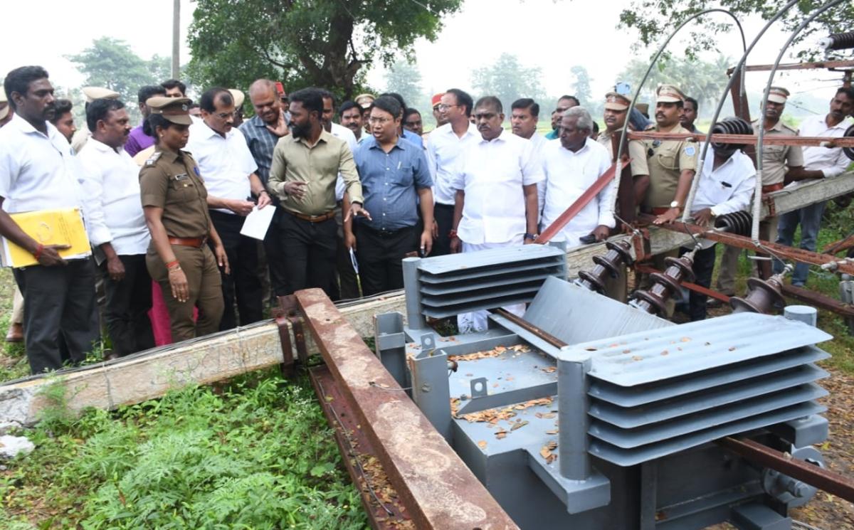 புதுச்சேரியில் 2-ம் நாளாக மத்திய குழுவினர் ஆய்வு - பெண்கள் கண்ணீருடன் முறையீடு