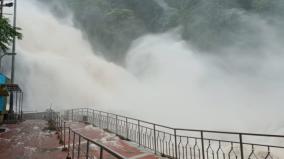 heavy-rains-in-tenkasi-district-flooding-at-the-courtallam-waterfalls