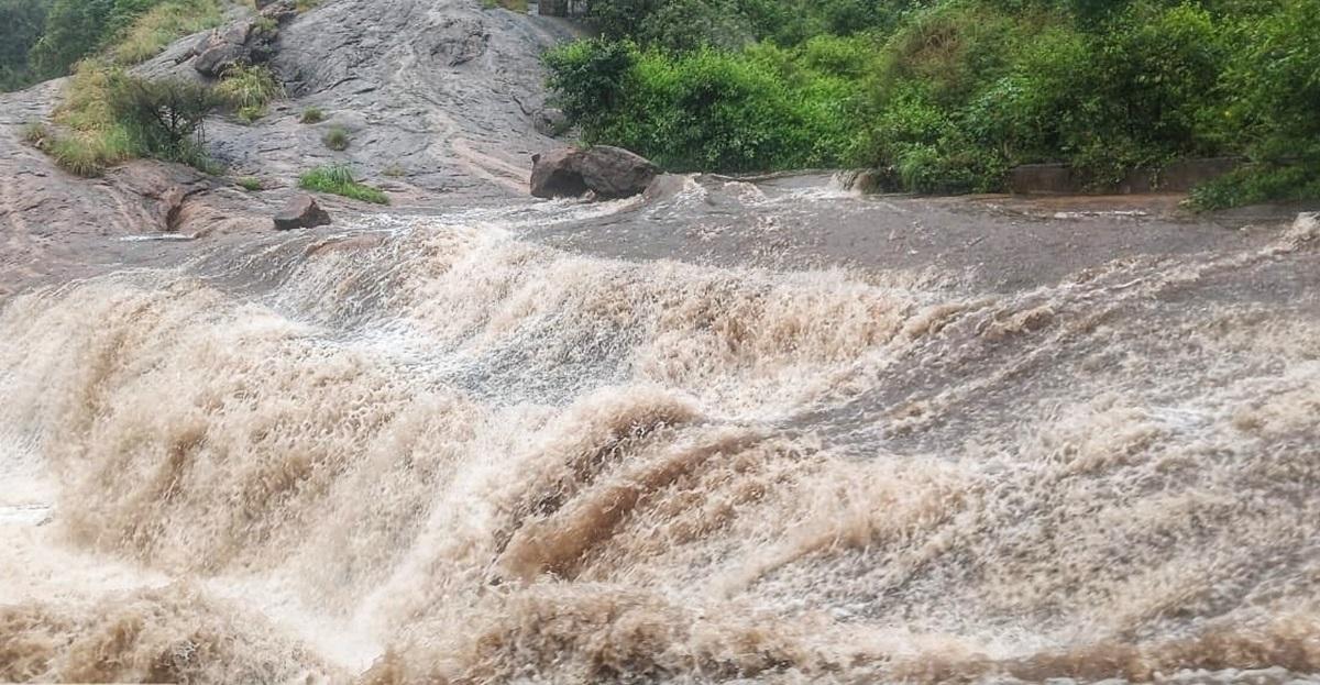 சதுரகிரி மலைப் பாதை ஓடைகளில் காட்டாற்று வெள்ளம் - அதிகாரிகள் ஆய்வு