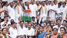 congress-protests-by-besieging-the-raj-bhavan