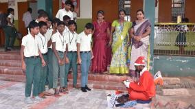 photographer-cleans-students-shoes-to-raise-funds-for-flood-relief