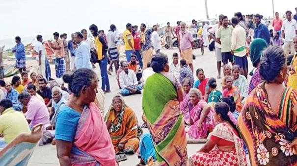 Fishermen protest in marina