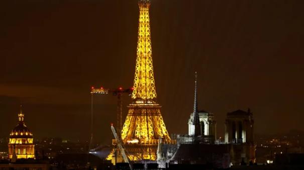 fire at eiffel tower tourists evacuated