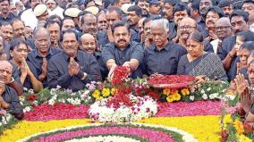 palaniswami-ops-sasikala-pay-tribute-at-mgr-memorial