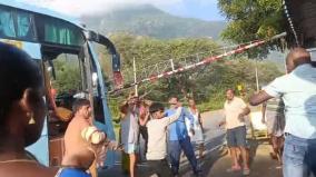 tourists-attack-police-at-a-check-post-on-the-tamil-nadu-karnataka-border