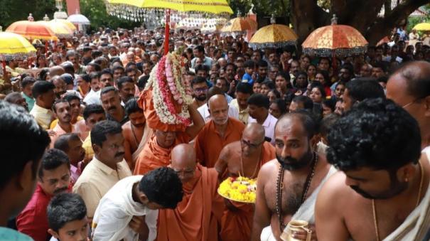 Is it the right of devotees to wear shirts