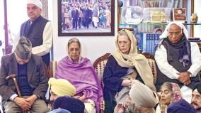 sonia-gandhi-hamid-ansari-kharge-attend-manmohan-singh-akhand-path