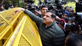 sheesh-mahal-row-aap-police-face-off-as-leaders-stopped-outside-delhi-cm-bungalow