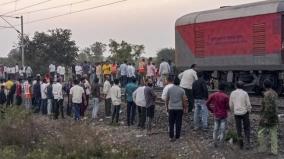 jalgaon-train-accident-at-least-12-persons-killed