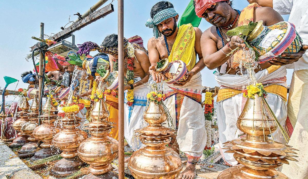 ‘ஓம்-சக்தி-பராசக்தி’-கோஷத்துடன்-புன்னைநல்லூர்-மாரியம்மன்-கோயிலில்-மகா-கும்பாபிஷேகம்