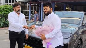 nandamuri-balakrishna-presented-car-to-thaman