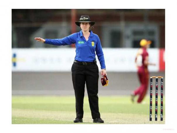 506399-woman-umpire