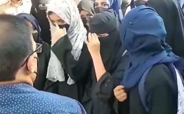 opposition-to-the-removal-of-the-hijab-college-students-protest-on-the-first-day