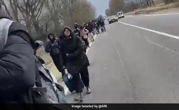 indian-students-walk-8-km-to-poland-border-to-escape-ukraine