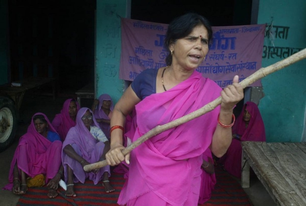 gulabi-gang-leader-sampat-pal-joined-the-bjp