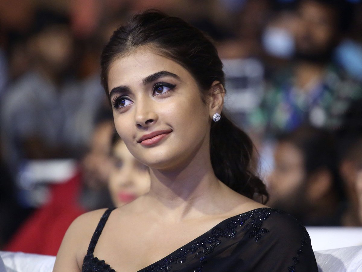 விஜய் எளிமையான, இனிமையான மனிதர்: பூஜா ஹெக்டே | Pooja hegde talk about  vijays beast radhe shyam - kamadenu tamil