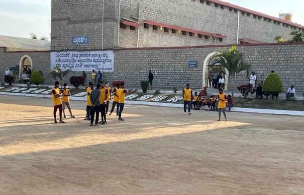 friendly-cricket-match-between-prison-staff-and-inmates-in-parappana-agrahara-central-prison