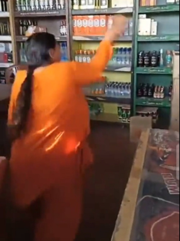 uma-bharti-smashes-liquor-stores-in-mp