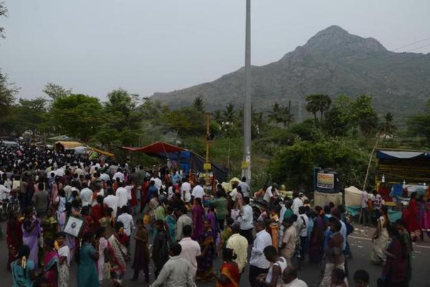 devotees-performing-girivalam-at-tiruvannamalai