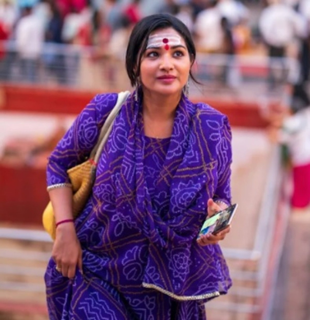 actress-saranya-goes-on-pilgrimage-to-varanasi-this-is-the-reason