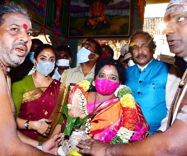 tamilisai-soundararajan-worshiped-at-chidambaram-natarajar-temple