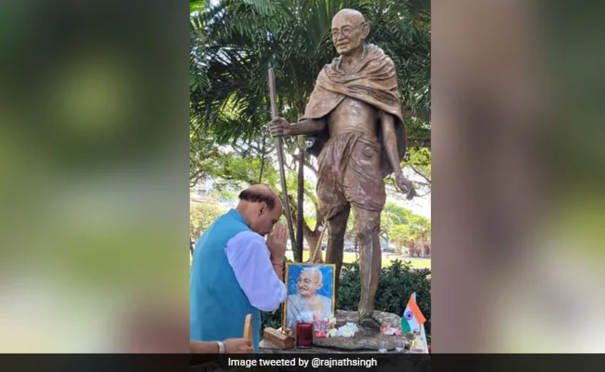 rajnath-singh-pays-tribute-to-mahatma-gandhi-in-hawaii