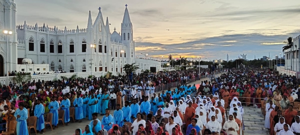 in-velankanni-crowd-of-devotees