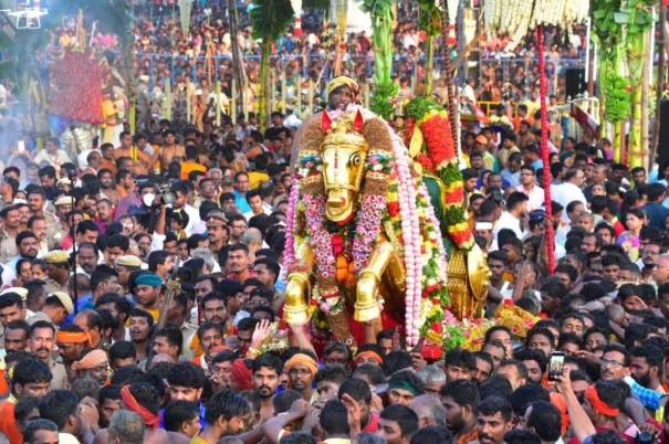 kallaalagar-god-awake-from-vaigai-river-in-madurai