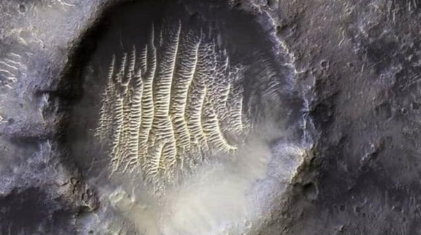 nasa-shares-image-of-mars-crater