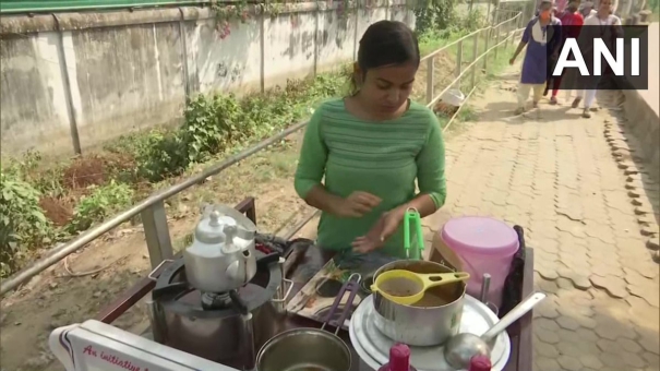 priyanka-gupta-an-economics-graduate-sets-up-a-tea-stall-near-womens-college-in-patna