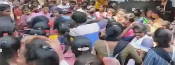 chennai-college-girl-students-clash-in-road