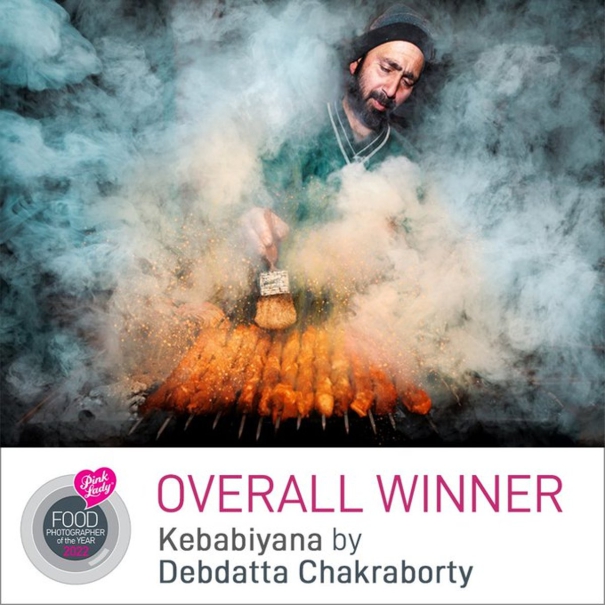 photo-of-kebab-seller-from-kashmir-wins-pink-lady-award