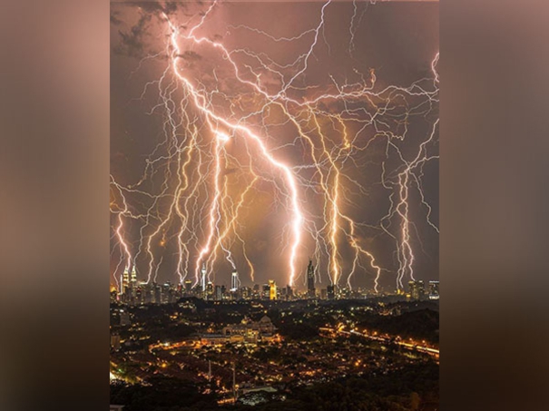 lightning-strikes-twin-towers