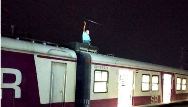 elderly-man-attempts-suicide-by-boarding-electric-train