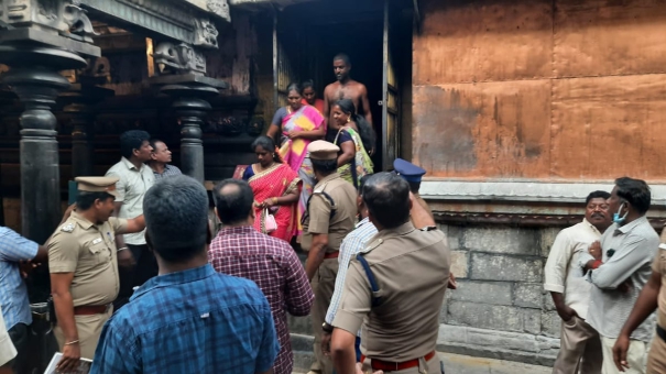 devotees-worship-on-the-kanakasabai-at-the-natarajar-temple