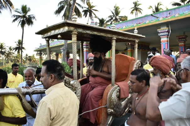 dharmapuram-aadeenam-who-came-floating-in-the-chair-pallak