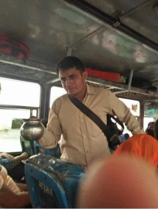 haryana-bus-conductor-provides-water-in-this-heat-to-all-passengers