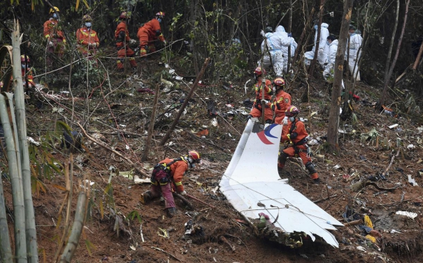 one-dead-after-chinese-fighter-jet-crashes-into-buildings