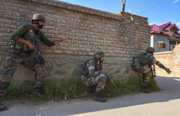 heavy-clashes-erupt-in-early-morning-one-terrorist-encounter-in-kashmir-2-arrested