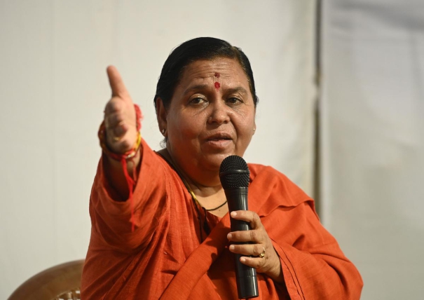 uma-bharti-throws-cow-dung-at-liquor-shop-in-madhya-pradesh