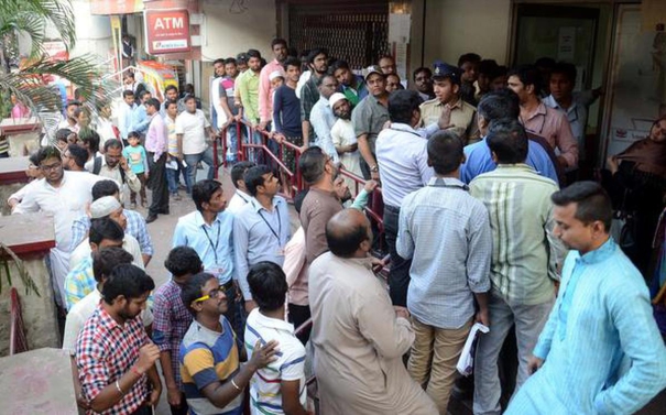 atm-dispenses-5-times-extra-cash-in-maharashtra-people-rush-to-withdraw-money