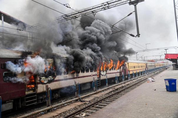 nationwide-protest-against-agnipath-fire-on-several-trains-battlefield-states