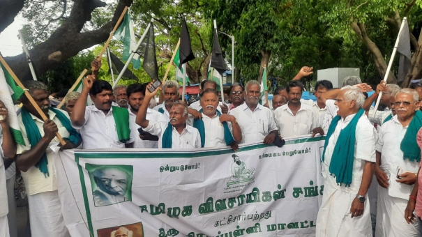 farmers-protest-against-the-chairman-of-the-cauvery-management-commission