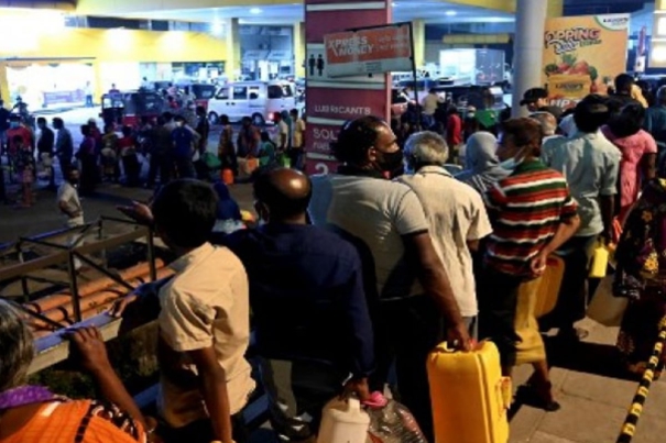 sri-lanka-continues-to-suffer-fuel-shortage-clash-6-policemen-injured