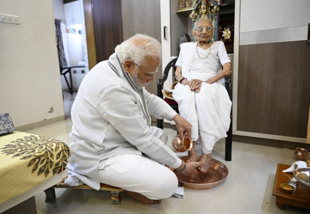 pm-modi-meets-mother-heeraben-modi-on-her-100th-birthday