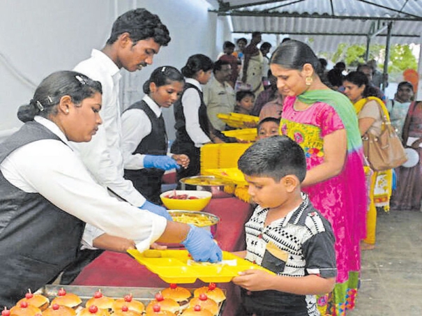 chennai-jaya-durga-temple-provide-burger-sandwich