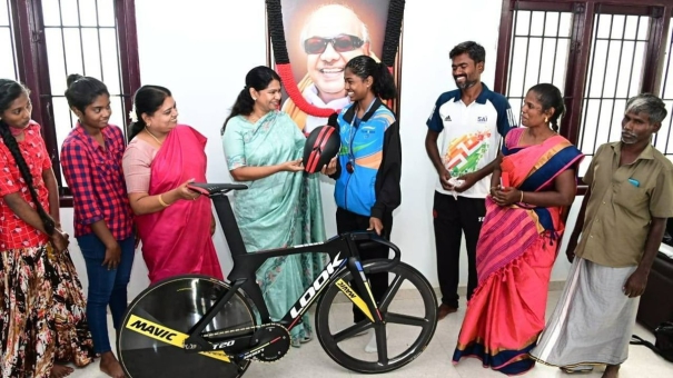 kanimozhi-gifted-a-bicycle-worth-14-lakhs-to-the-thoothukudi-player